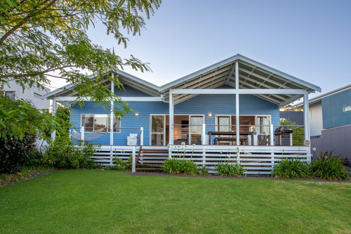 Nikabel Beach House, located in old Dunsborough, stroll to the shore